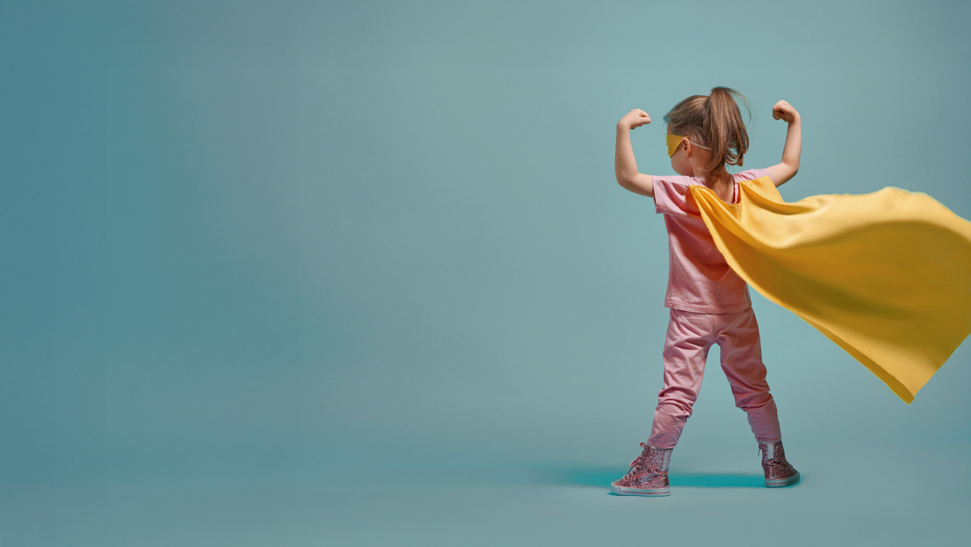 Superhelden-Kind mit Umhang – So fühlen sich Eltern mit Kigana: sicher, informiert und gut organisiert.